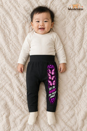 Sei du selbst das passt immer – Babyhose mit dem Motiv Schmetterlinge – für Jungen: Schwarz mit Schmetterlinge-Druck am Hosenbein – Wunderknirps.