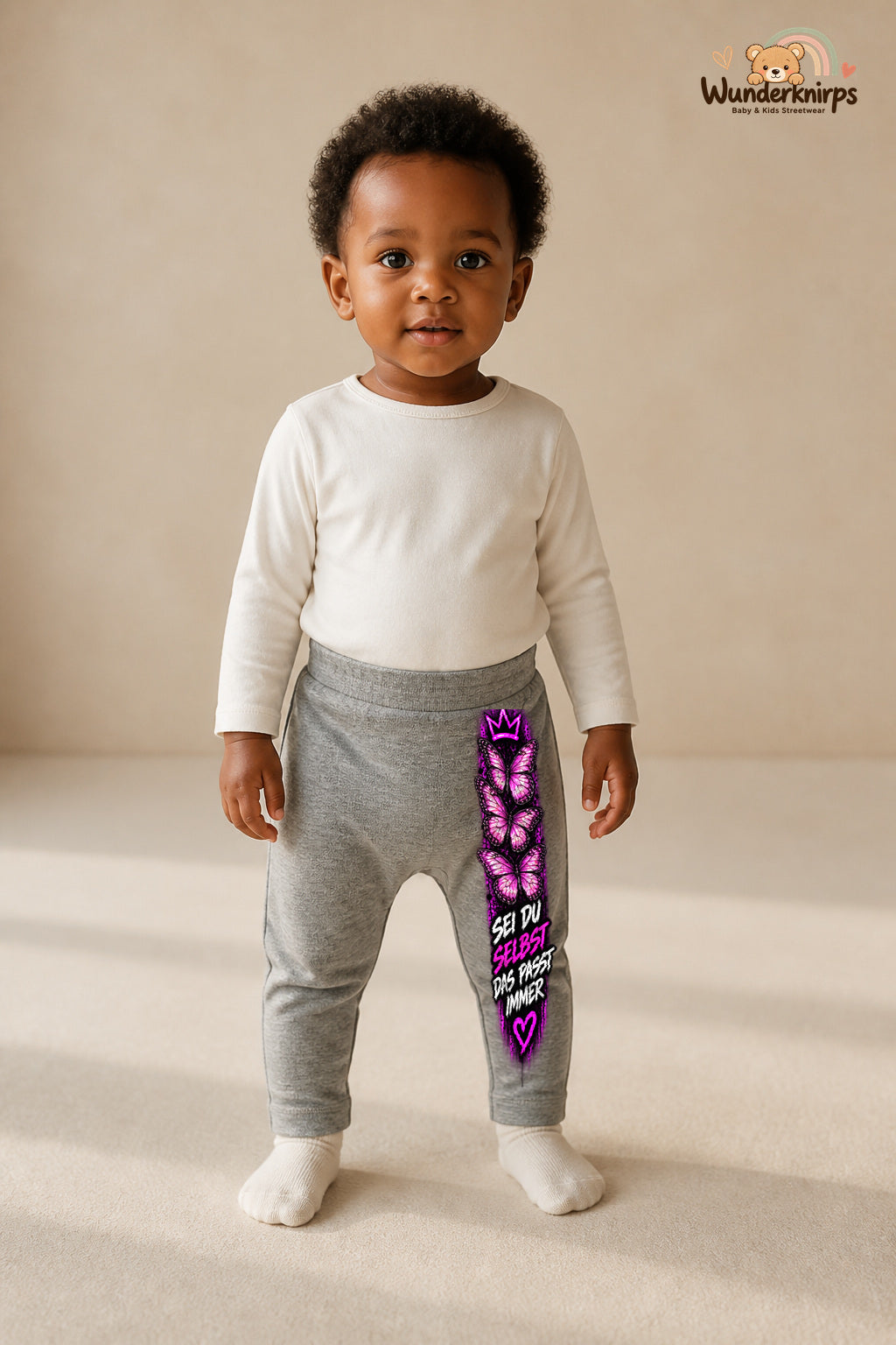 Schmetterlinge Lieblingslook – Sei du selbst das passt immer – Babyhose für Mädchen: Grau meliert mit Schmetterlinge-Druck am Hosenbein – Wunderknirps.