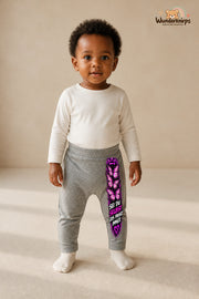 Schmetterlinge Lieblingslook – Sei du selbst das passt immer – Babyhose für Mädchen: Grau meliert mit Schmetterlinge-Druck am Hosenbein – Wunderknirps.
