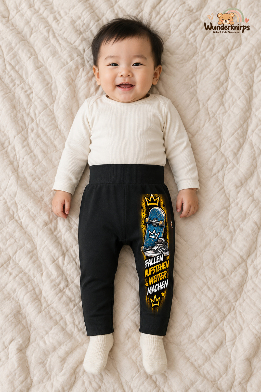 Fallen aufstehen weitermachen: Skateboard für kleine Entdecker – Babyhose für Jungen: Schwarz mit Skateboard-Druck am Hosenbein – Wunderknirps.