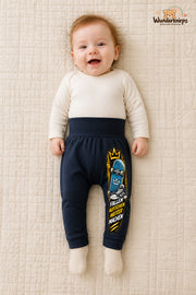 Skateboard Traumlook – Fallen aufstehen weitermachen – Babyhose für Mädchen: Navy mit Skateboard-Druck am Hosenbein – Wunderknirps.