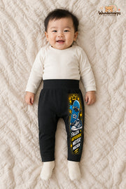 Fallen aufstehen weitermachen – Babyhose mit dem Motiv Skateboard – für Jungen: Schwarz mit Skateboard-Druck am Hosenbein – Wunderknirps.