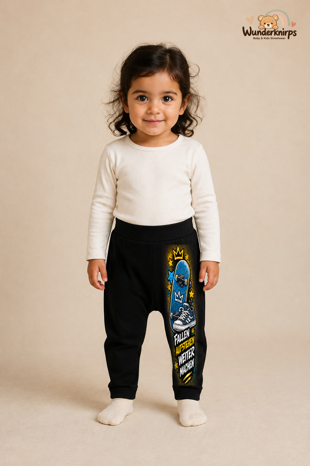 Skateboard Lieblingslook – Fallen aufstehen weitermachen – Babyhose für Mädchen: Schwarz mit Skateboard-Druck am Hosenbein – Wunderknirps.