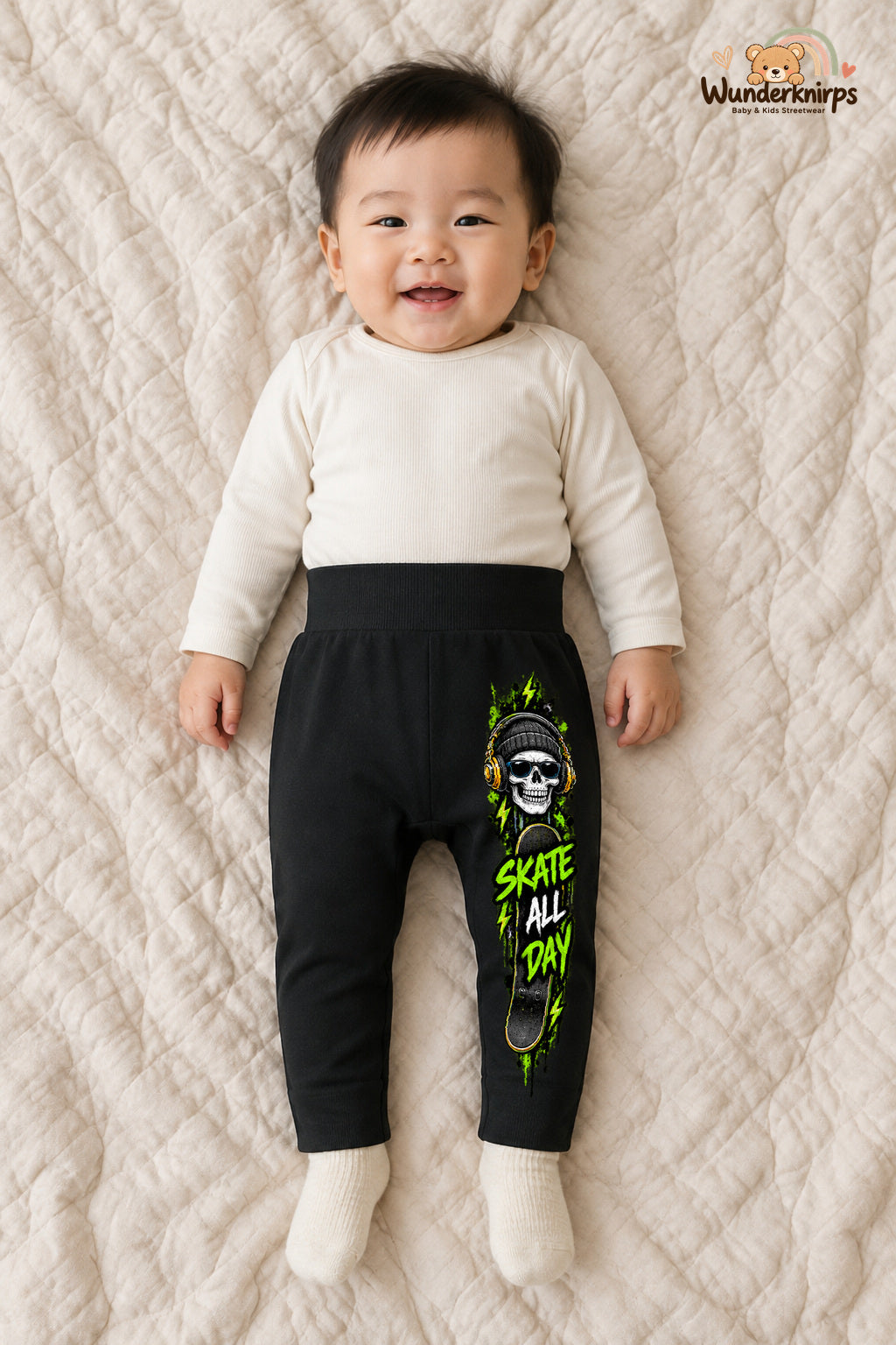 Skateboard Streetstyle – Skate all day – Babyhose für Jungen: Schwarz mit Skateboard-Druck am Hosenbein – Wunderknirps.