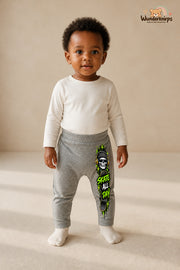 Kleine Weltentdeckerin: Skate all day – Babyhose für Mädchen: Grau meliert mit Skateboard-Druck am Hosenbein – Wunderknirps.