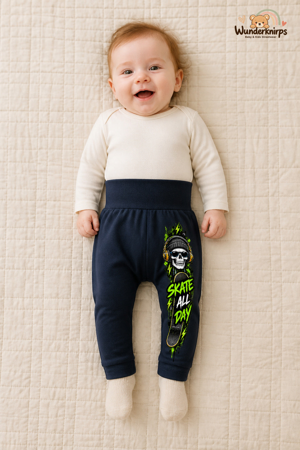 Kleine Weltentdeckerin: Skate all day – Babyhose für Mädchen: Navy mit Skateboard-Druck am Hosenbein – Wunderknirps.