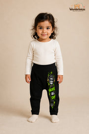 Kleine Weltentdeckerin: Skate all day – Babyhose für Mädchen: Schwarz mit Skateboard-Druck am Hosenbein – Wunderknirps.