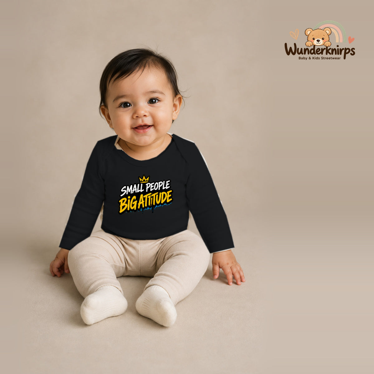 Babybody für Mädchen in Schwarz mit Motiv „Small People Big Attitude“, getragen von einem Kind – Wunderknirps.