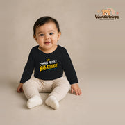 Babybody für Mädchen in Schwarz mit Motiv „Small People Big Attitude“, getragen von einem Kind – Wunderknirps.