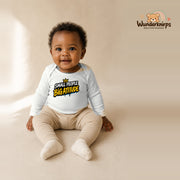 Babybody für Mädchen in Weiß mit Motiv „Small People Big Attitude“, getragen von einem Kind – Wunderknirps.
