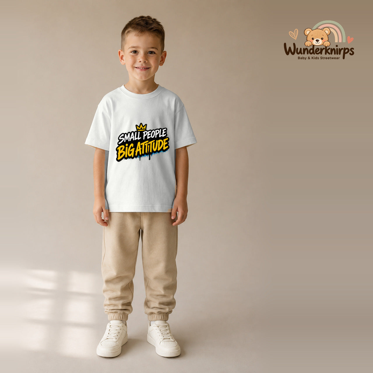 T-Shirt für Jungen in Weiß mit Motiv „Small People Big Attitude“, getragen von einem Kind – Wunderknirps.