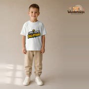 T-Shirt für Jungen in Weiß mit Motiv „Small People Big Attitude“, getragen von einem Kind – Wunderknirps.