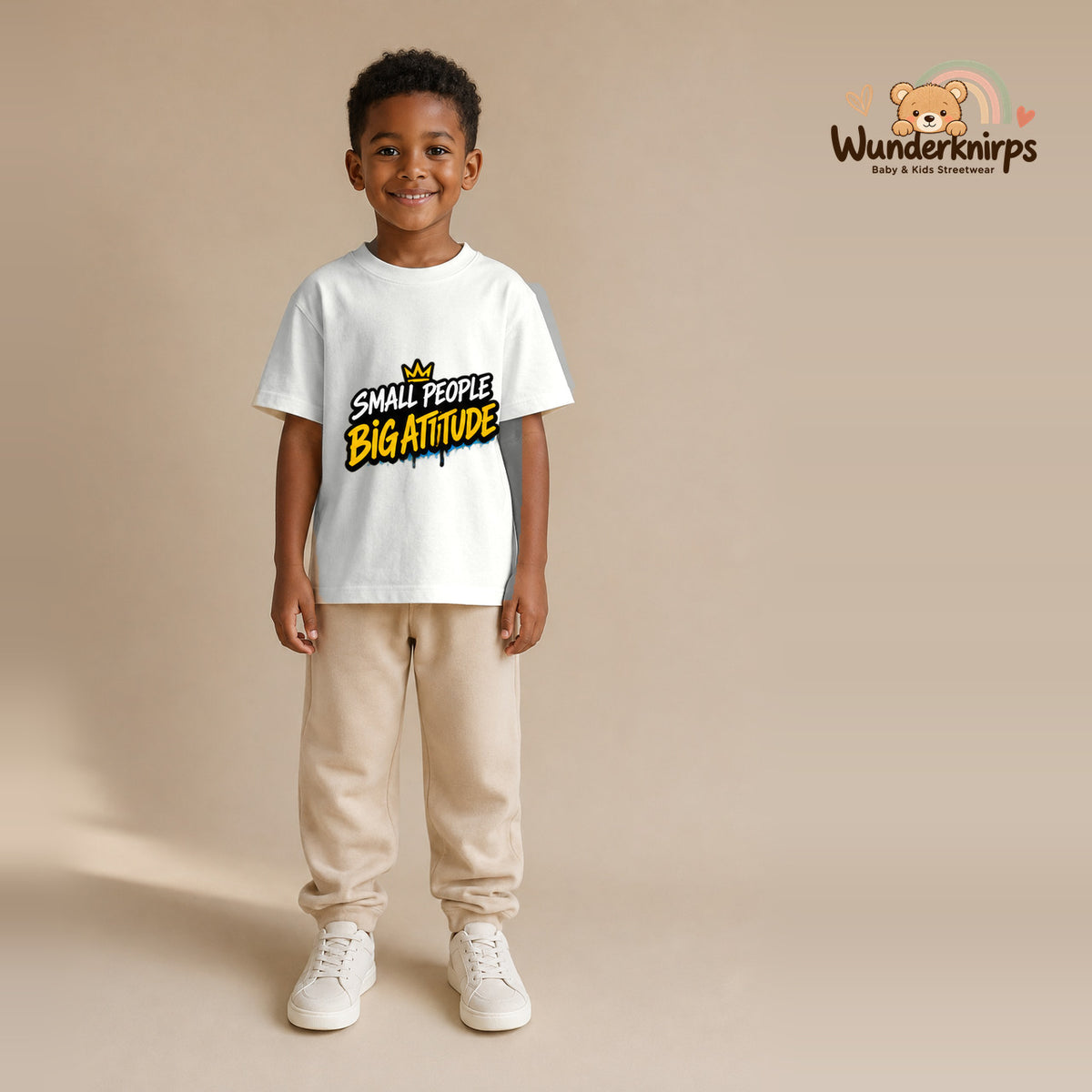 T-Shirt für Jungen in Weiß mit Motiv „Small People Big Attitude“, getragen von einem Kind – Wunderknirps.