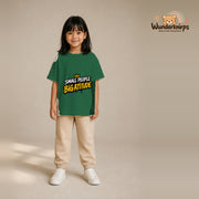 T-Shirt für Mädchen in Grün mit Motiv „Small People Big Attitude“, getragen von einem Kind – Wunderknirps.