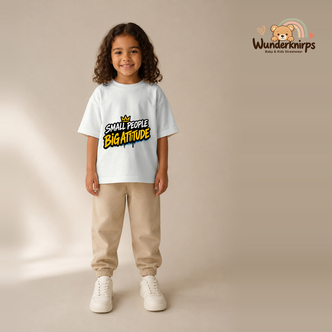 T-Shirt für Mädchen in Weiß mit Motiv „Small People Big Attitude“, getragen von einem Kind – Wunderknirps.