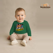 Babybody für Jungen in Grün mit Motiv „Small Size Big Attitude“, getragen von einem Kind – Wunderknirps.