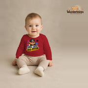 Babybody für Jungen in Rot mit Motiv „Small Size Big Attitude“, getragen von einem Kind – Wunderknirps.