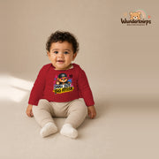 Babybody für Jungen in Rot mit Motiv „Small Size Big Attitude“, getragen von einem Kind – Wunderknirps.