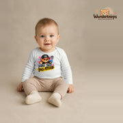 Babybody für Jungen in Weiß mit Motiv „Small Size Big Attitude“, getragen von einem Kind – Wunderknirps.