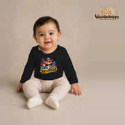 Babybody für Mädchen in Schwarz mit Motiv „Small Size Big Attitude“, getragen von einem Kind – Wunderknirps.
