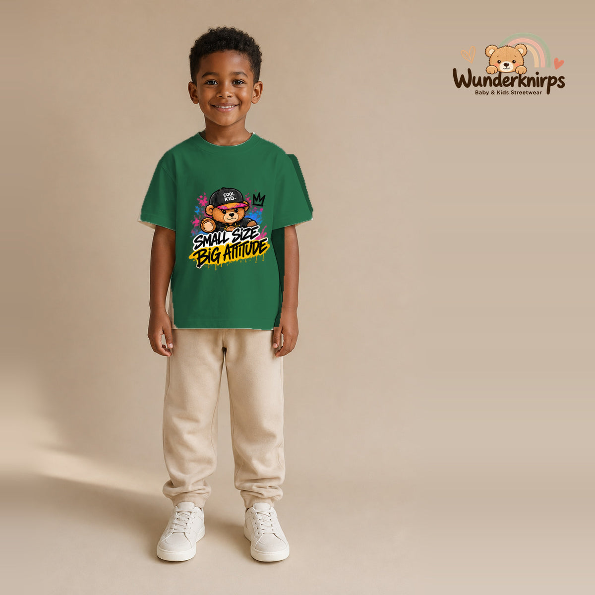 T-Shirt für Jungen in Grün mit Motiv „Small Size Big Attitude“, getragen von einem Kind – Wunderknirps.