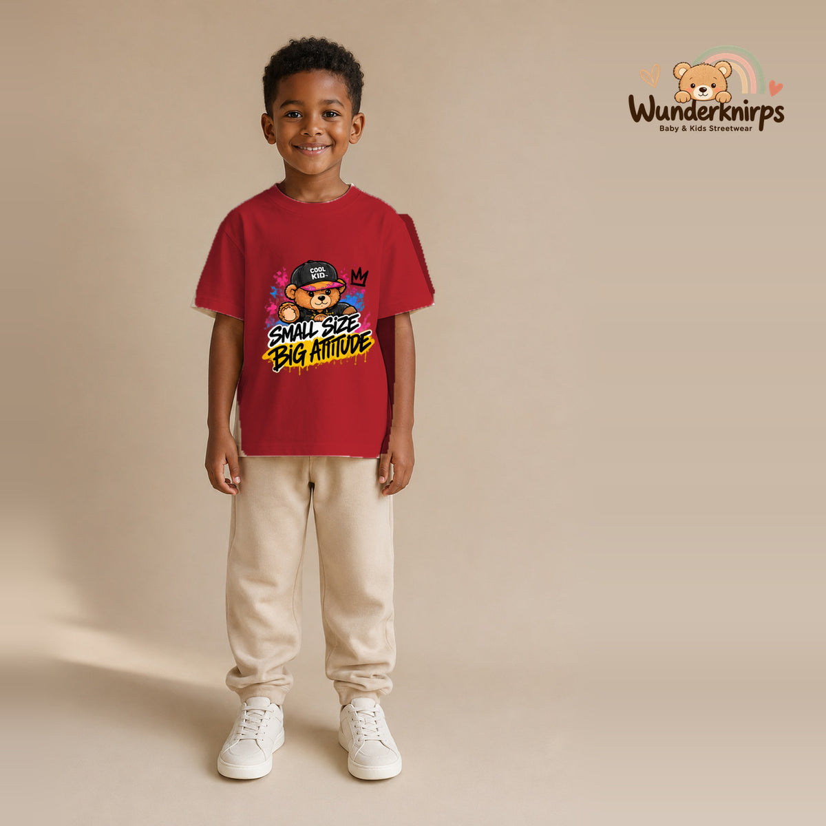 T-Shirt für Jungen in Rot mit Motiv „Small Size Big Attitude“, getragen von einem Kind – Wunderknirps.