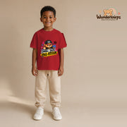 T-Shirt für Jungen in Rot mit Motiv „Small Size Big Attitude“, getragen von einem Kind – Wunderknirps.