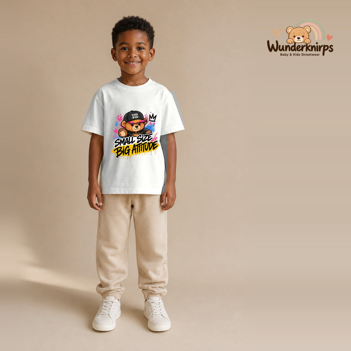 T-Shirt für Jungen in Weiß mit Motiv „Small Size Big Attitude“, getragen von einem Kind – Wunderknirps.
