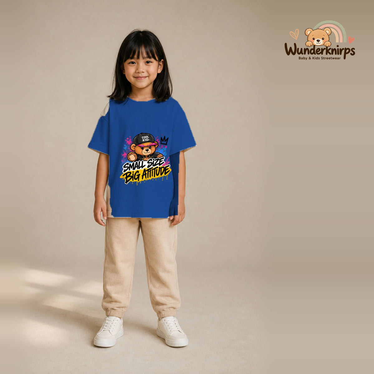T-Shirt für Mädchen in Blau mit Motiv „Small Size Big Attitude“, getragen von einem Kind – Wunderknirps.