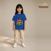 T-Shirt für Mädchen in Blau mit Motiv „Small Size Big Attitude“, getragen von einem Kind – Wunderknirps.