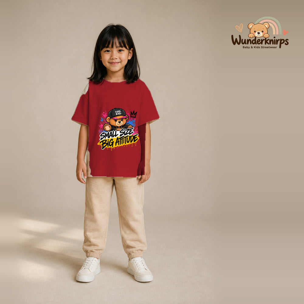 T-Shirt für Mädchen in Rot mit Motiv „Small Size Big Attitude“, getragen von einem Kind – Wunderknirps.