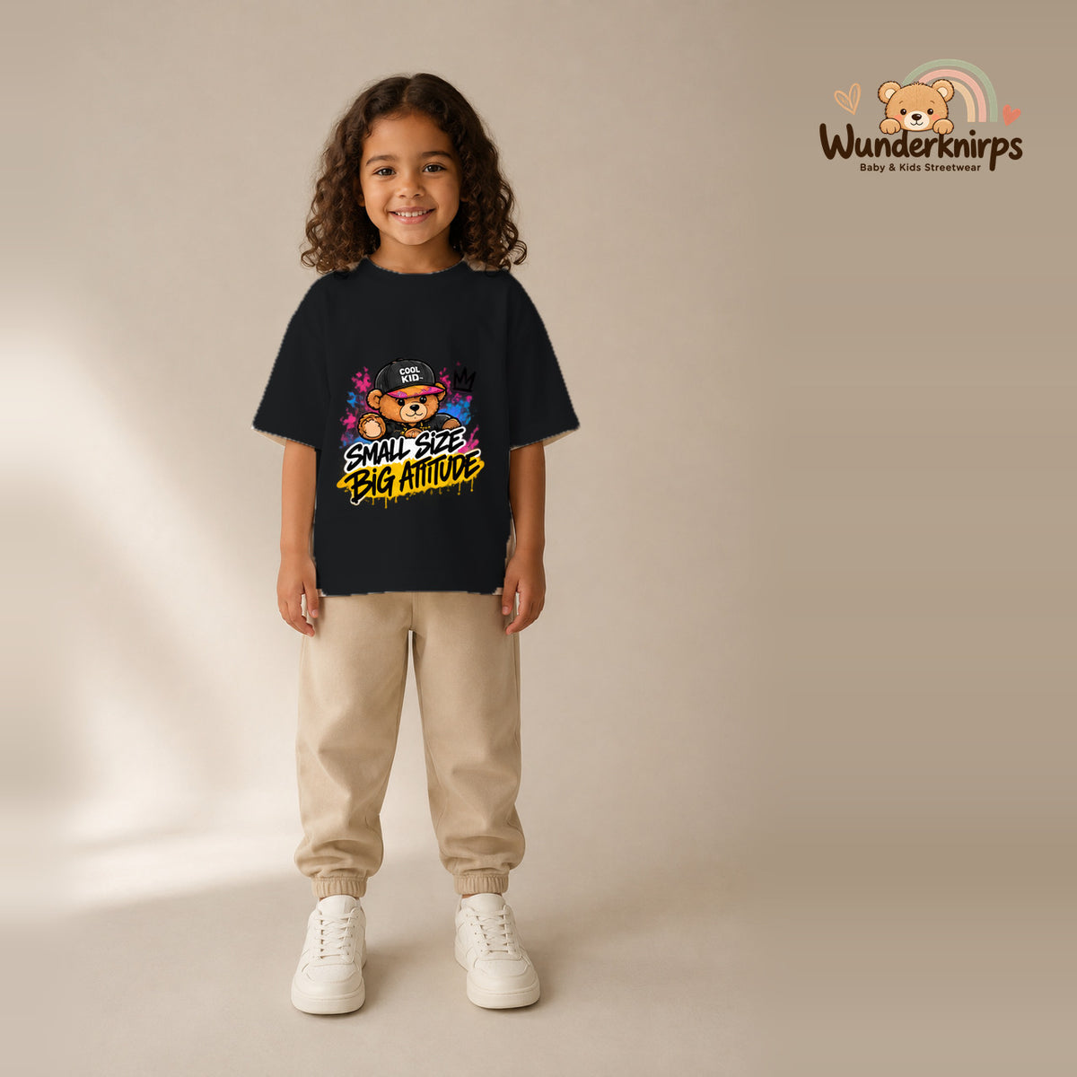 T-Shirt für Mädchen in Schwarz mit Motiv „Small Size Big Attitude“, getragen von einem Kind – Wunderknirps.
