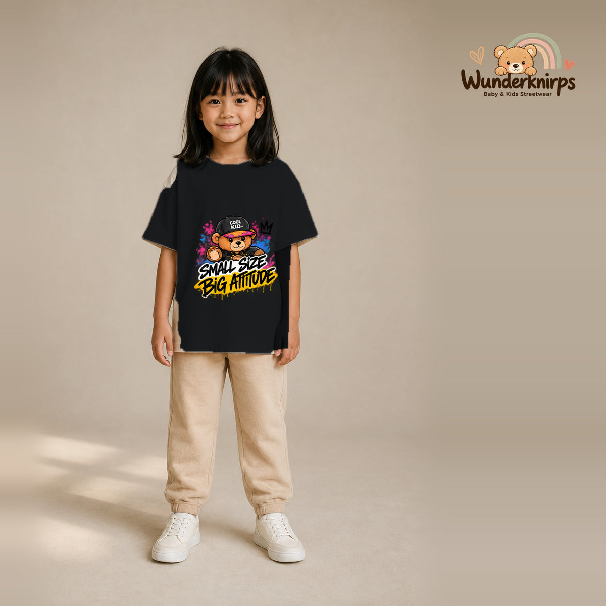 T-Shirt für Mädchen in Schwarz mit Motiv „Small Size Big Attitude“, getragen von einem Kind – Wunderknirps.