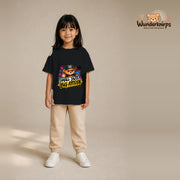 T-Shirt für Mädchen in Schwarz mit Motiv „Small Size Big Attitude“, getragen von einem Kind – Wunderknirps.