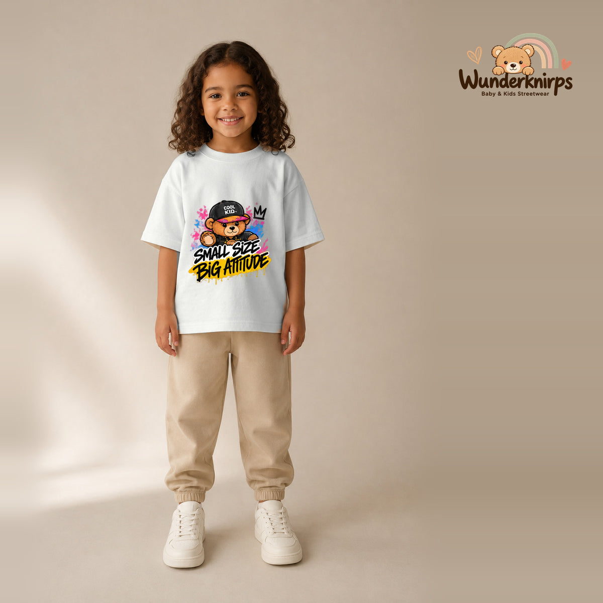T-Shirt für Mädchen in Weiß mit Motiv „Small Size Big Attitude“, getragen von einem Kind – Wunderknirps.