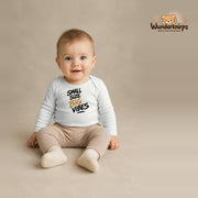 Babybody für Jungen in Weiß mit Motiv „Small Size Big Vibes“, getragen von einem Kind – Wunderknirps.
