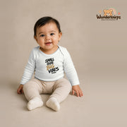 Babybody für Mädchen in Weiß mit Motiv „Small Size Big Vibes“, getragen von einem Kind – Wunderknirps.