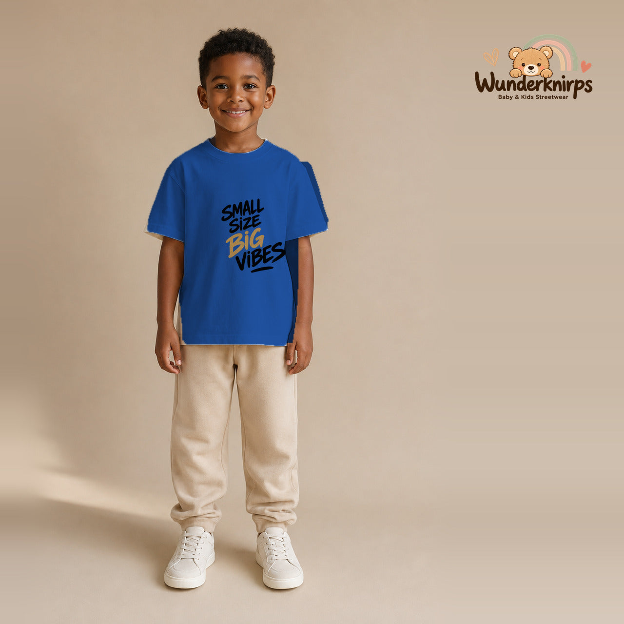 T-Shirt für Jungen in Blau mit Motiv „Small Size Big Vibes“, getragen von einem Kind – Wunderknirps.