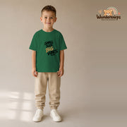 T-Shirt für Jungen in Grün mit Motiv „Small Size Big Vibes“, getragen von einem Kind – Wunderknirps.