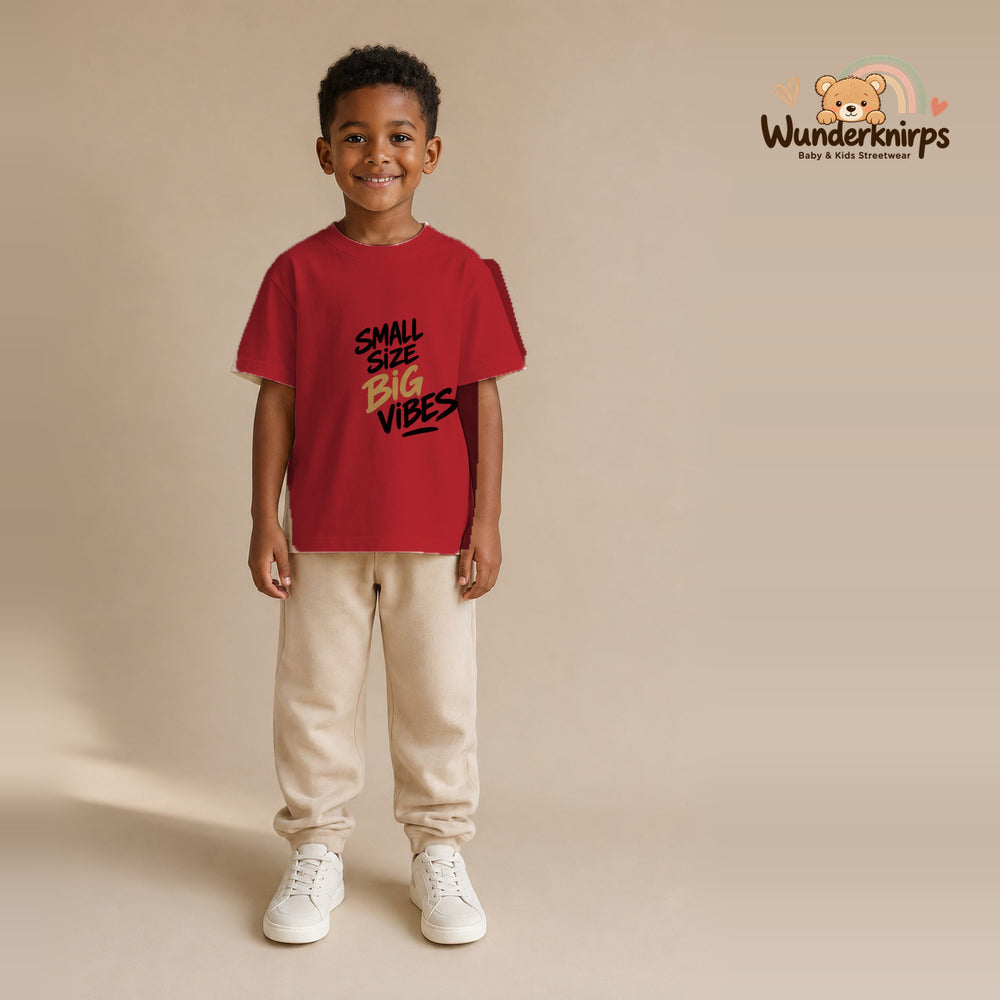 T-Shirt für Jungen in Rot mit Motiv „Small Size Big Vibes“, getragen von einem Kind – Wunderknirps.