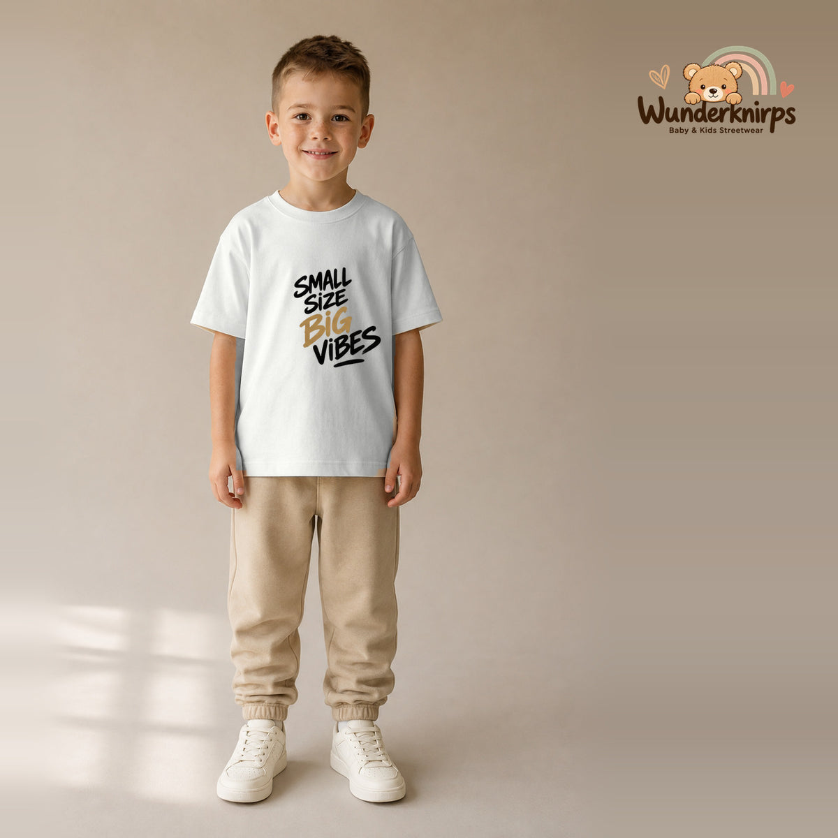 T-Shirt für Jungen in Weiß mit Motiv „Small Size Big Vibes“, getragen von einem Kind – Wunderknirps.
