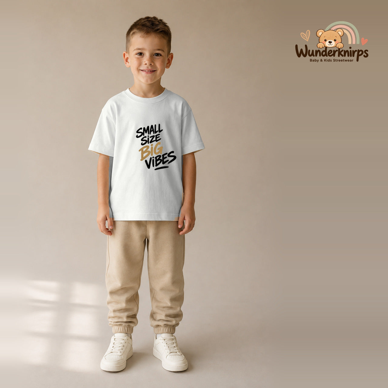 T-Shirt für Jungen in Weiß mit Motiv „Small Size Big Vibes“, getragen von einem Kind – Wunderknirps.