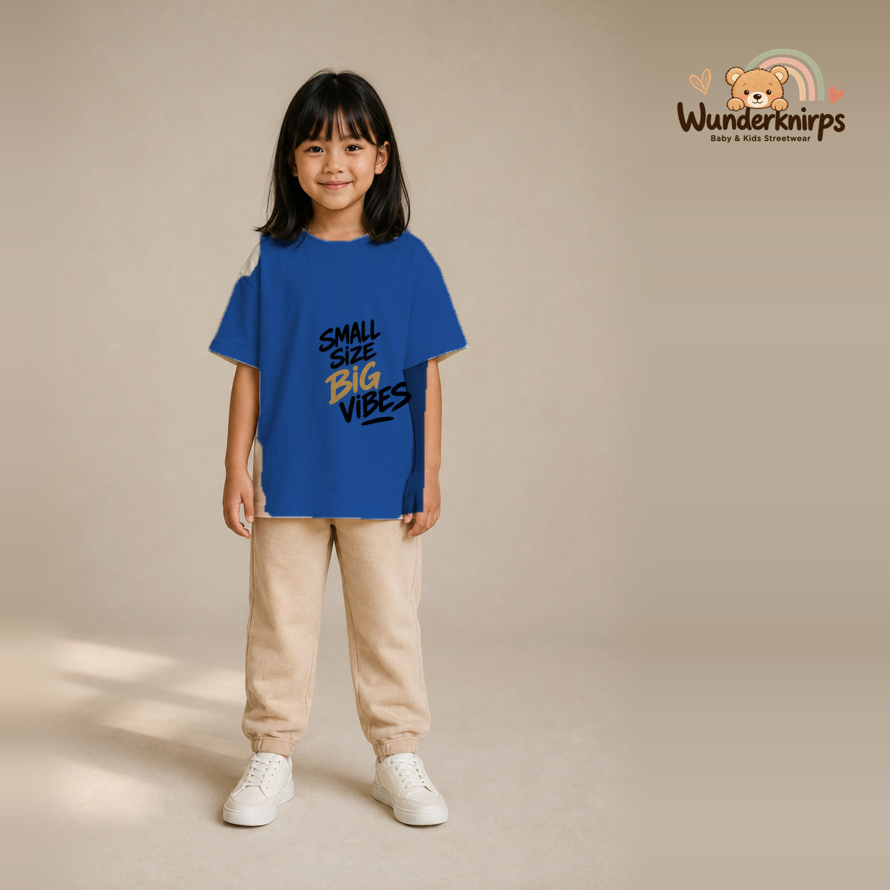 T-Shirt für Mädchen in Blau mit Motiv „Small Size Big Vibes“, getragen von einem Kind – Wunderknirps.