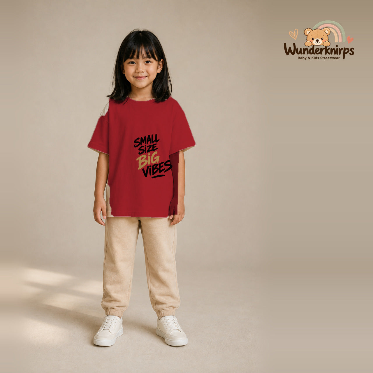 T-Shirt für Mädchen in Rot mit Motiv „Small Size Big Vibes“, getragen von einem Kind – Wunderknirps.