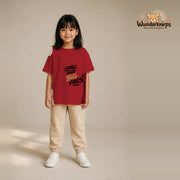 T-Shirt für Mädchen in Rot mit Motiv „Small Size Big Vibes“, getragen von einem Kind – Wunderknirps.