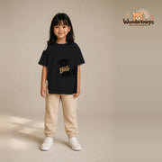 T-Shirt für Mädchen in Schwarz mit Motiv „Small Size Big Vibes“, getragen von einem Kind – Wunderknirps.