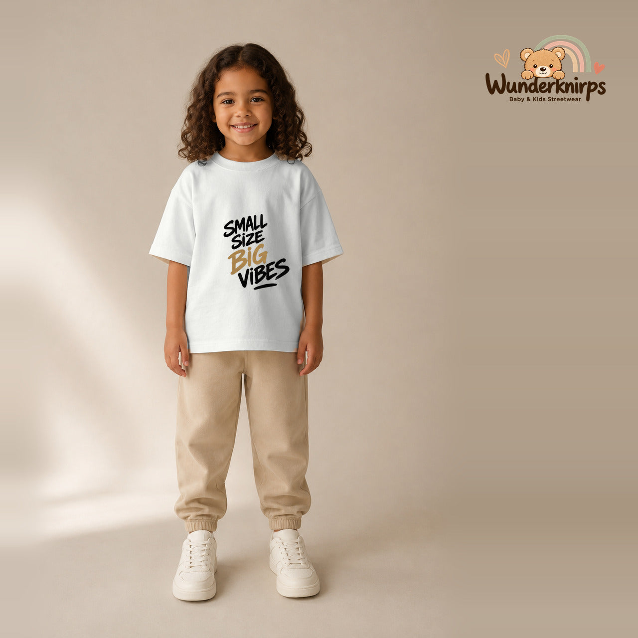 T-Shirt für Mädchen in Weiß mit Motiv „Small Size Big Vibes“, getragen von einem Kind – Wunderknirps.