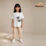 T-Shirt für Mädchen in Weiß mit Motiv „Small Size Big Vibes“, getragen von einem Kind – Wunderknirps.