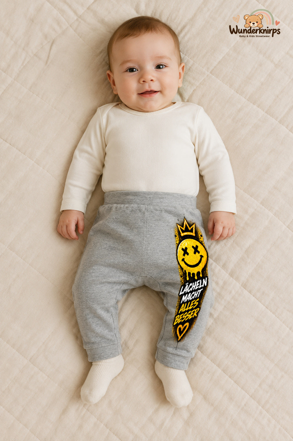 Smiley Streetstyle – Lächeln macht alles besser – Babyhose für Jungen: Grau meliert mit Smiley-Druck am Hosenbein – Wunderknirps.