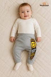 Smiley Streetstyle – Lächeln macht alles besser – Babyhose für Jungen: Grau meliert mit Smiley-Druck am Hosenbein – Wunderknirps.